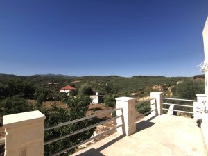 Blick in die Berge - Villa mit Studio bei Maleme auf Kreta zu verkaufen