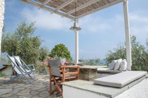 Kleines Ferienhaus, Terrasse mit Pergola - Chorefto Ferienhäuser am Aeolos Pilion