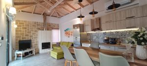 Villa Elena – Wohnraum mit Küche – Nopigia Villas Kissamos Kreta
