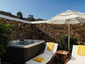 Superior Suite – Jacuzzi im Innenhof - the_Petra Hotel Grikos Patmos