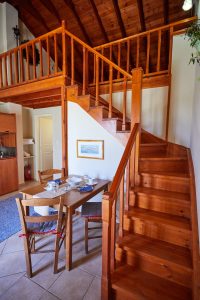 Maisonette-Apartment, Treppe und Essbereich - Zorbas Apartments Volissos Chios