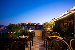 Dachgarten-Bar am Abend - Attalos Hotel Athen