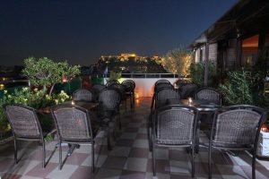 Dachgarten-Bar am Abend - Attalos Hotel Athen