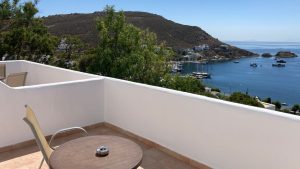 Balkon mit Meerblick - Athina Hotel Grikos Patmos