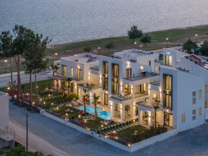 Villa mit 4 Schlafzimmern am Abend - Sea Residence Villas Ofrynio