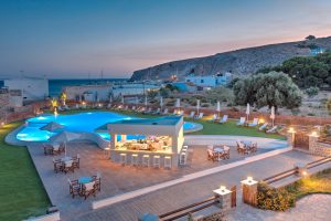 Anlage mit Pool am Abend - Pserimos Villas Pserimos