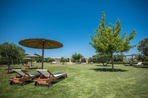 Sonnenschirm im Garten - Ta Spitakia Kos