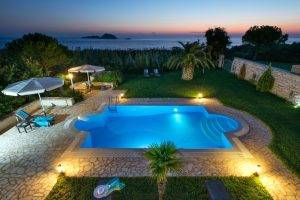 Pool bei Nacht - Panorama Villas Arillas Korfu