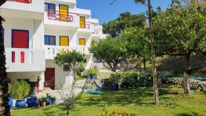 Hotelgebäude mit Garten - Plakias Bay Hotel Plakias Kreta