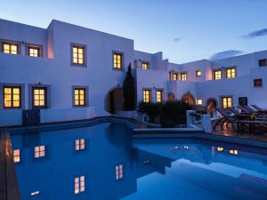 Pool am Abend - the_Petra Hotel Grikos Patmos