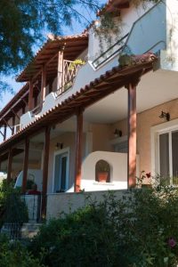 Apartmenthaus mit Balkonen - Zorbas Apartments Volissos Chios