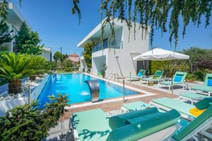 Pool mit Liegen - Village Esperia Potos Thassos