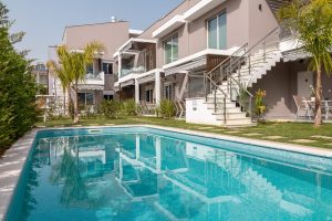 Pool mit Liegen - Anastasia Residential Complex Ofrynio