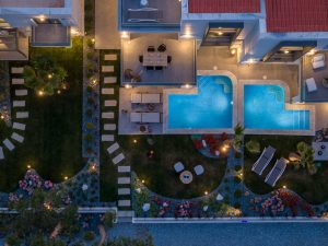 Pools am Abend - Sea Residence Villas Ofrynio