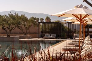 Pool mit Sonnenschirmen - The Ritual Hotel Kos