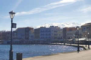 Hafen von Chania mit den Weißen Bergen - Neubauwohnung in Chania auf Kreta zu verkaufen
