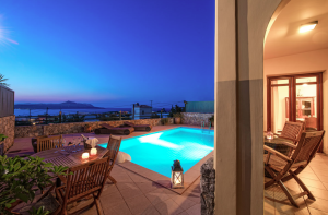 Blick über die Anlage am Abend - Anlage mit fünf Villen bei Kalyves auf Kreta zu verkaufen