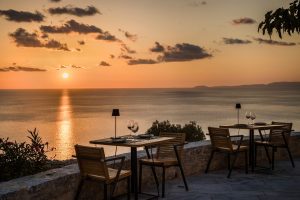 Abendessen bei Sonnenuntergang - Aria Estate Limeni