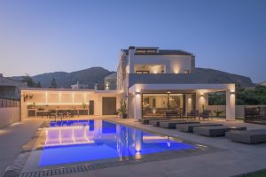 Villa Del Sur Pool am Abend - Villen Del Sur Monti Lefkogia