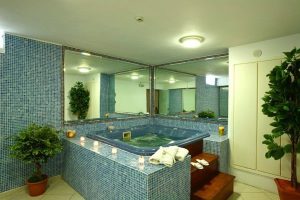 Whirlpool im Wellnessbereich – Agios Georgios, Naxos