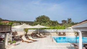 Anlage mit Pool - – Thirides Beach Resort, Mavrovouni