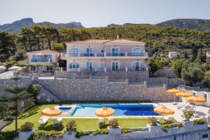 Anlage und Poolbereich - Penny Luxury Apartments Kokkari Samos