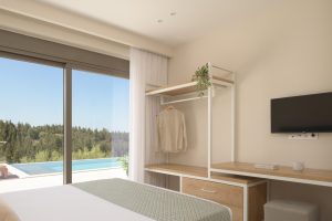 Schlafzimmer mit Zugang zum Pool - Villa Reflection Vrysses Apokoronas