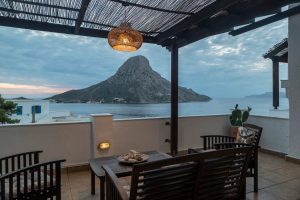 Apartment II – Terrasse am Abend – Manifesto Seaview Apartments I & II, Masouri
