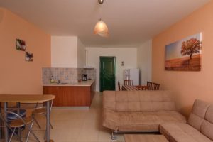 Apartment – Wohnbereich mit Küche – Kiklamino Kalamaki Kreta
