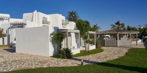Gebäude und Garten – Agios Georgios, Naxos