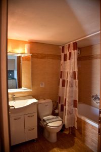 Bad mit Badewanne im Superior-Studio – Manolis Apartments, Plakias