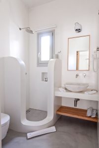 Badezimmer – Pénde Suites & Villas, Livadakia