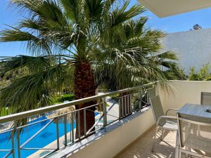 Balkon des Superior-Studios mit Poolblick – Manolis Apartments, Plakias