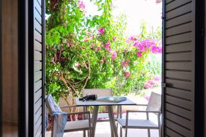 Balkon eines Doppelzimmers - – Margo Beach Hotel, Mavrovouni