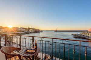 Balkon mit Blick auf den Hafen – Belmondo Hotel, Chania