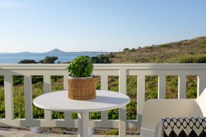 Balkon mit Blick auf den Orkos-Strand – Mikri Vigla, Naxos