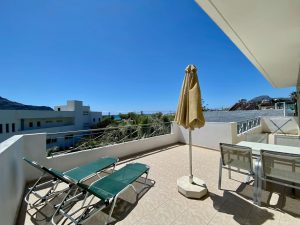 Balkon mit Sonnenschirm – Manolis Apartments, Plakias