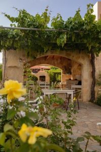 Blick durch die Steinbögen in den Garten – Kiklamino Kalamaki Kreta