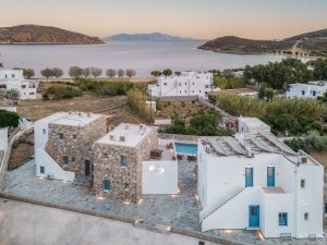 Blick über die Anlage auf die Bucht – Galazio Suites, Livadakia