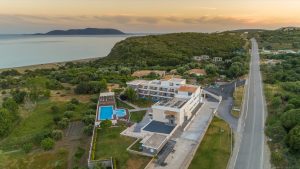 Blick über die Anlage auf die Bucht von Finikounda - – Paradise Resort Finikounda
