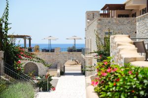 Blick über die Anlage aufs Meer - – Margo Beach Hotel, Mavrovouni