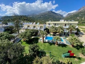 Blick über Garten und Pool – Manolis Apartments, Plakias