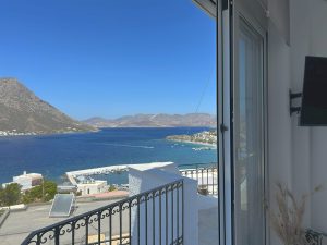 Blick vom Balkon auf das Meer und Telendos – The Blue Eye of Kalymnos, Melitsachas