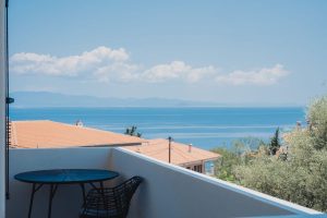 Blick vom Balkon aufs Meer, Om Living Afitos