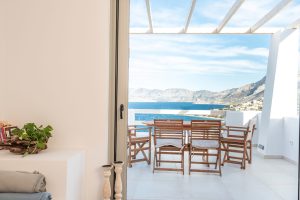 Casa Landea – Blick vom Wohnraum auf den Balkon – Melitsachas, Kalymnos