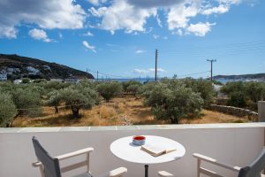 Blick von der Terrasse über die Olivenhaine zum Meer - – Blue Fish Sifnos, Platis Gialos