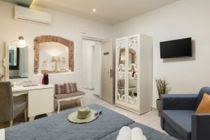 Classic-Zimmer – Schrank und Bad – Elia Palazzo, Chania