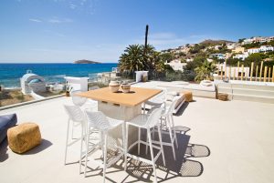 Dachterrasse mit Blick auf die Bucht von Kantouni – Almyra Seaside Luxury Suites, Kantouni
