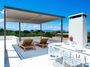 Dachterrasse mit Sonnenliegen – Mikro Livadi Lodges, Episkopi bei Rethymnon