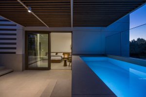Deluxe Suite – beheizter Pool am Abend – SanSal Boutique Hotel, Chania